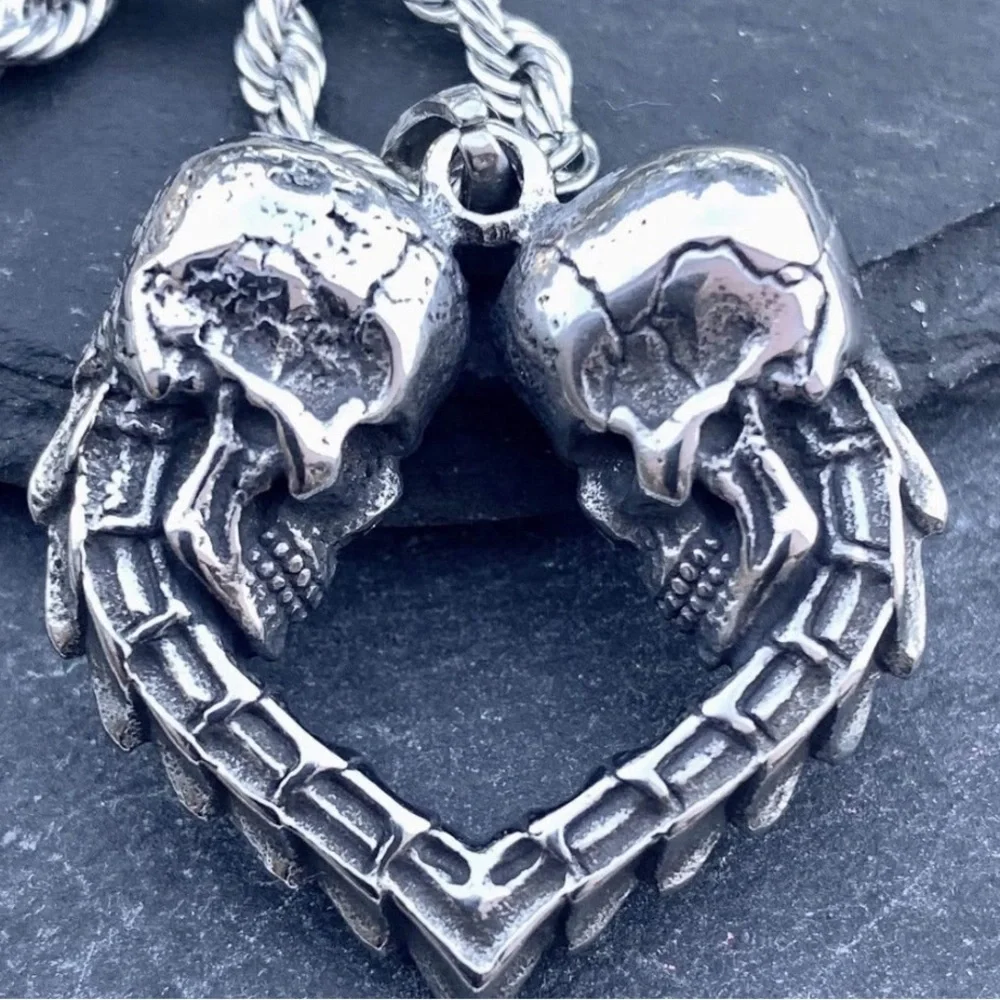 SKULL LOVE PENDANT IN STAINLESS STEEL